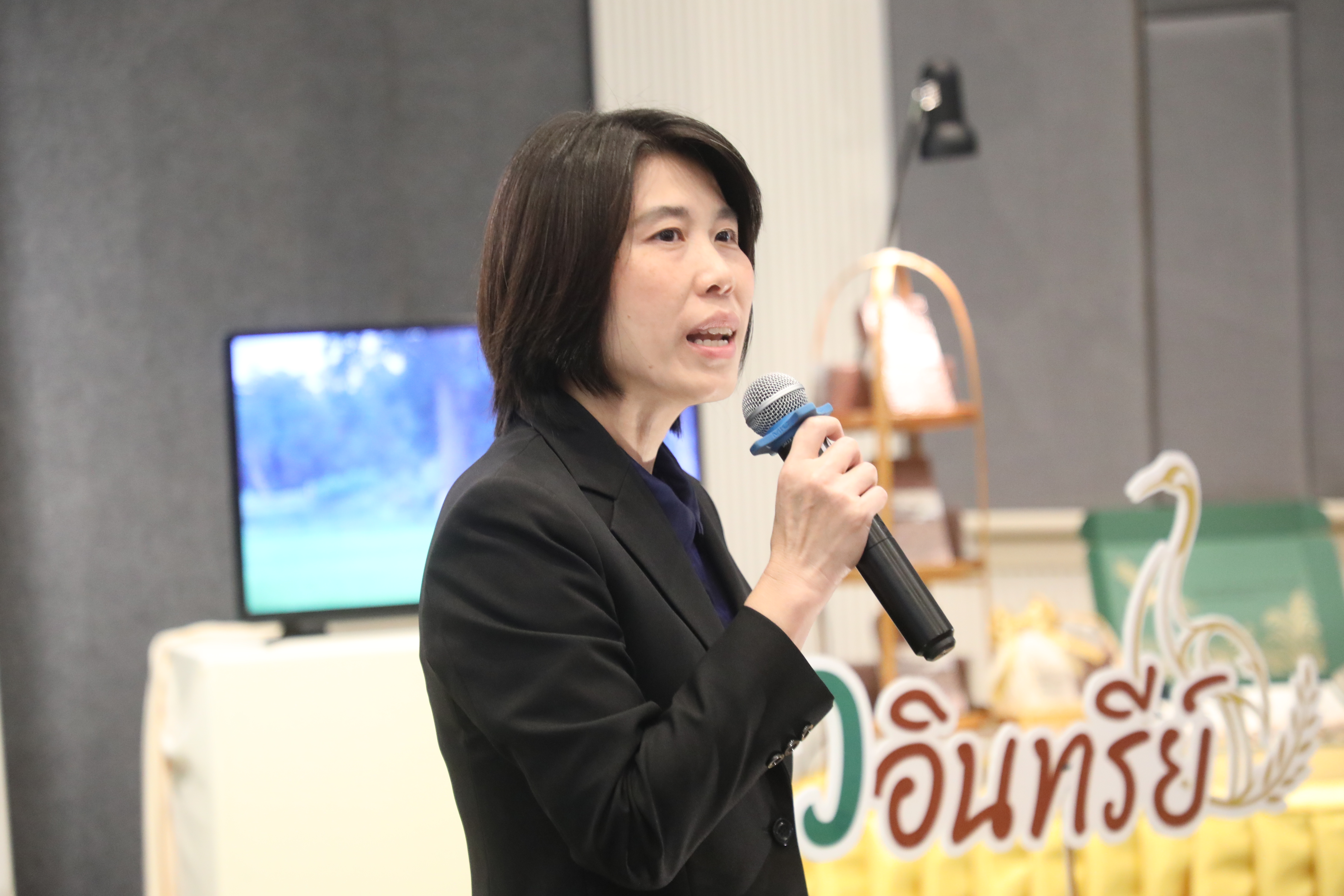 title - เข้าร่วมชมการจัดนิทรรศการ และนำเสนอผลงานกลุ่ม สินค้าเกษตรมูลค่าสูงและแผนผลักดันสินค้าเกษตรมูลค่าสูง เพื่อการส่งออกไปยังต่างประเทศ หลักสูตร นักบริหารการพัฒนาการเกษตรและสหกรณ์ ระดับสูง (นบส.) รุ่นที่ 94
